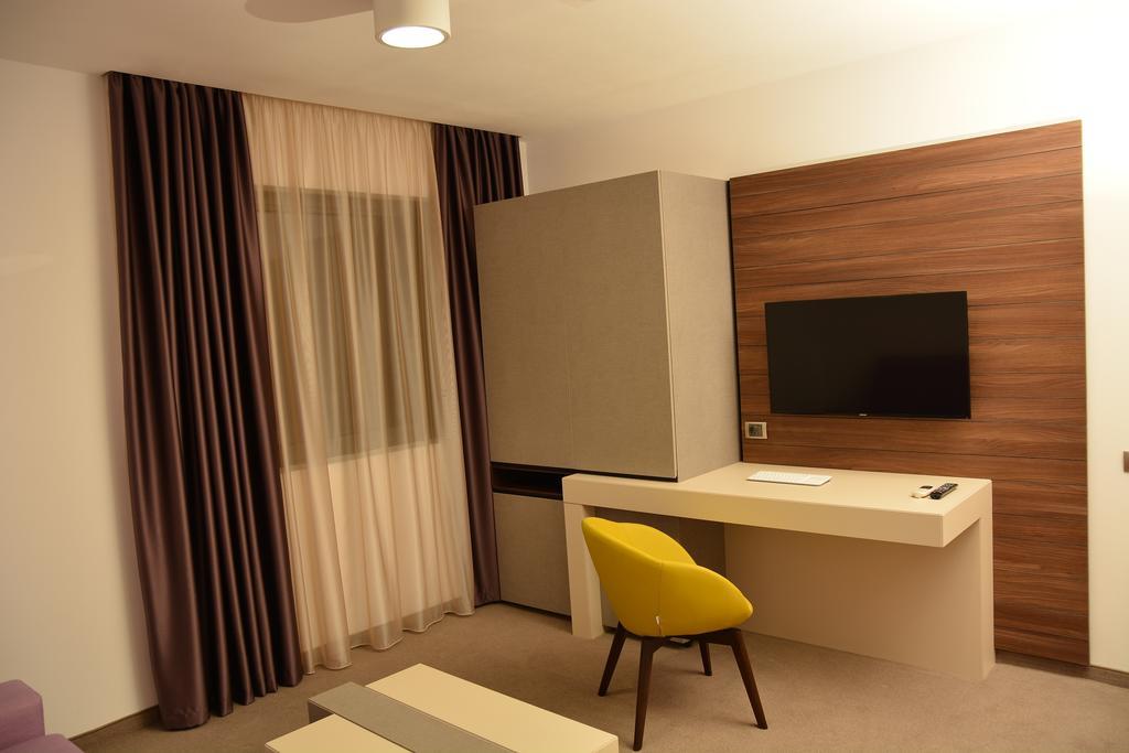 Hotel Lux Divina Braşov Esterno foto