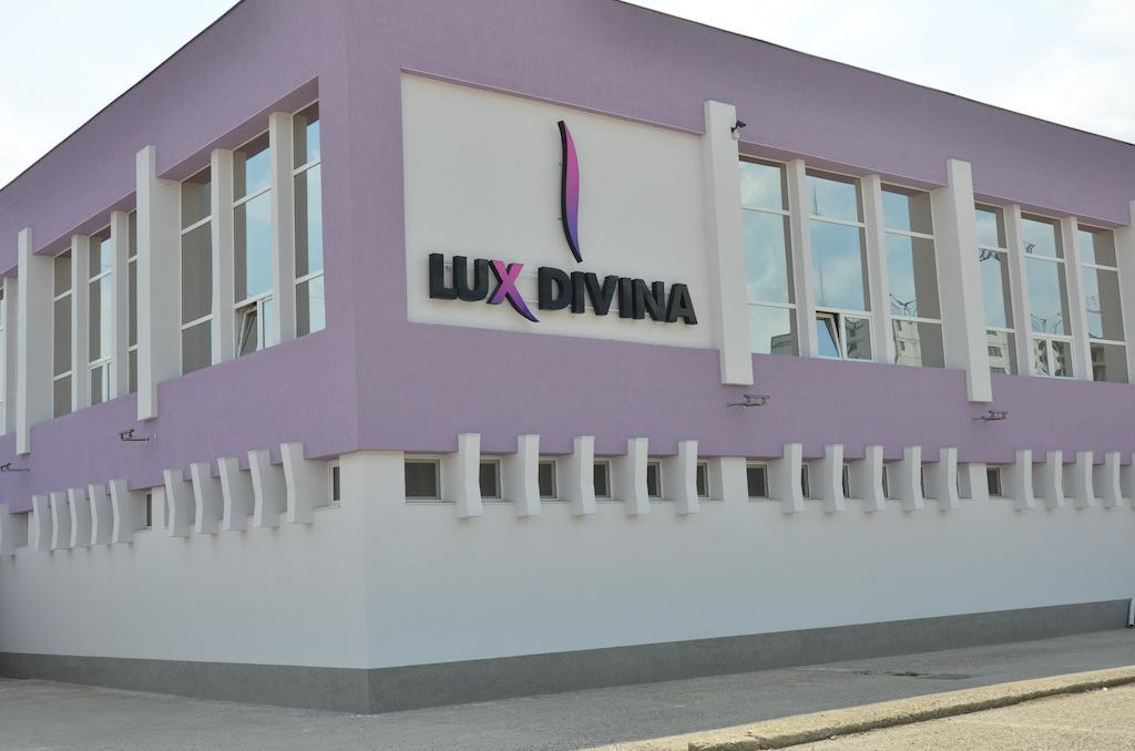 Hotel Lux Divina Braşov Esterno foto