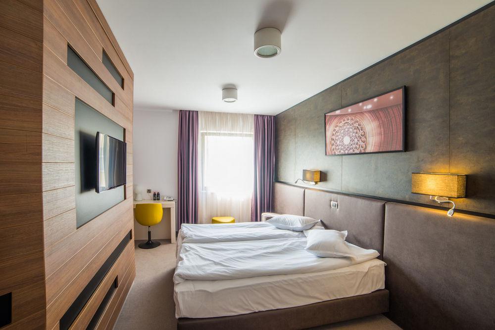 Hotel Lux Divina Braşov Esterno foto